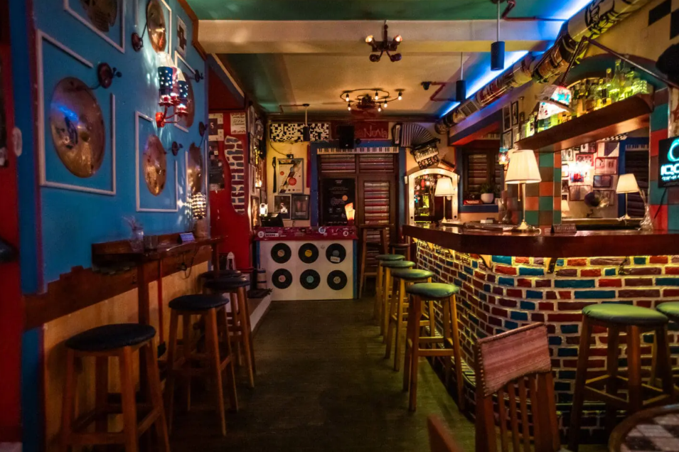 tirana pubcrawl nightlife bars clubs tour guide day trip nouvelle bar bllok